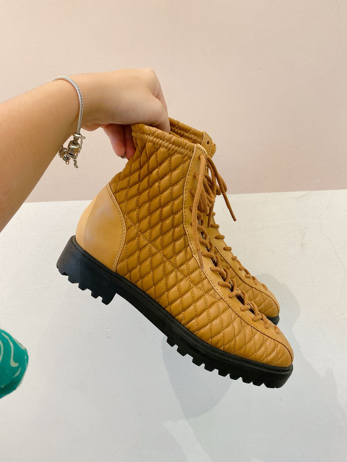 Bota caramelo matelassê Schutz 35